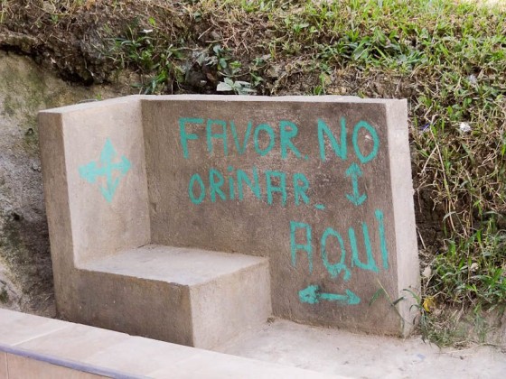 Please Don't Pee Here - Colombia